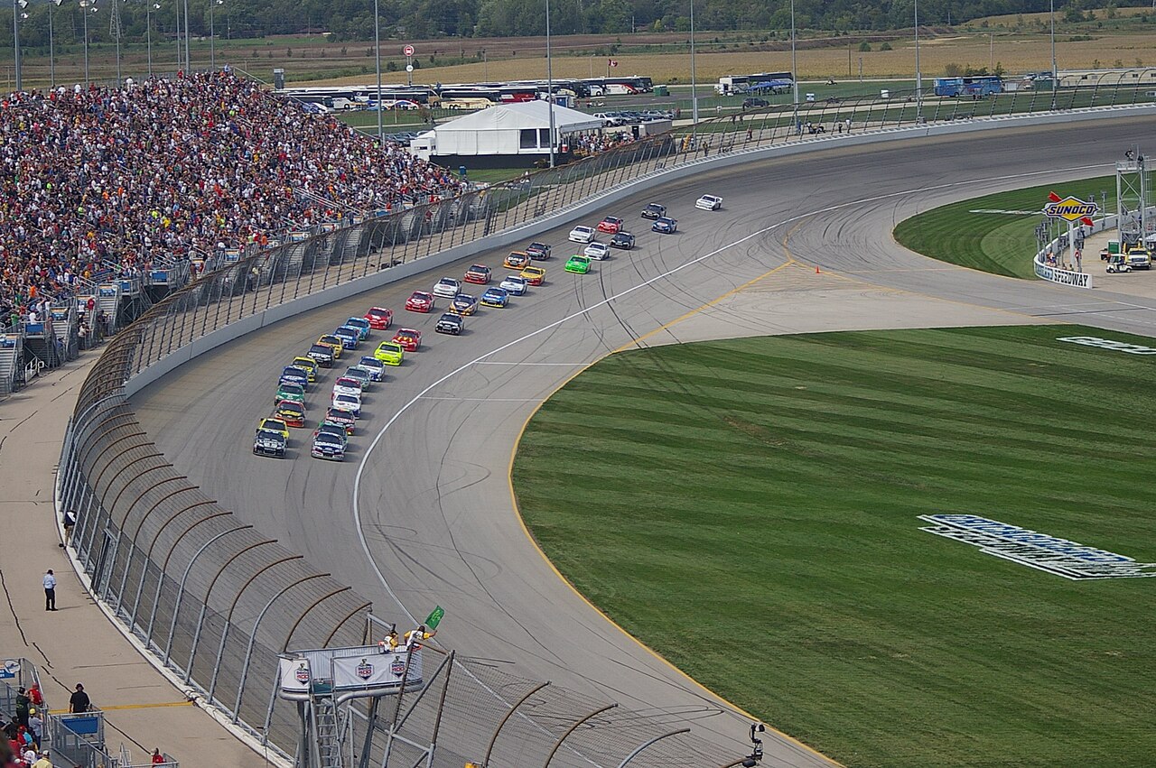 Chicagoland Speedway — Race restart after debris caution.